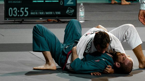 Comment l'entraînement en Jiu-jitsu Brésilien peut-il améliorer la confiance en soi chez les jeunes adultes?